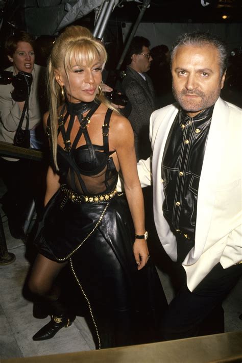 donatella versace sfila con vestito di gianni versace|what happened to donatella versace.